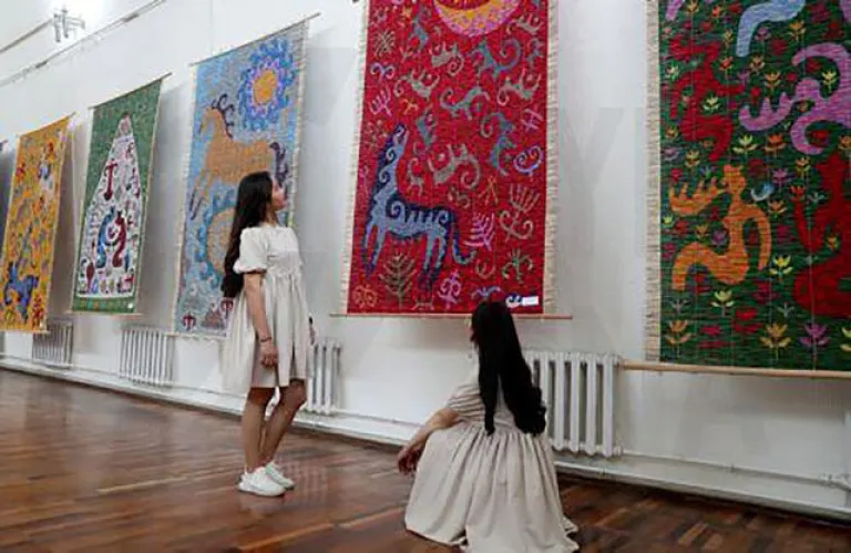 Σταρ της K-pop και άλλοι διάσημοι στη Ν. Κορέα που είναι συλλέκτες τέχνης προσελκύουν νέους σε Μουσεία και Γκαλερί