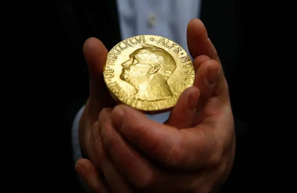 Ο Ρώσος Νομπελίστας δημοσιογράφος Ντμίτρι Μουράτοφ δημοπρατεί το μετάλλιό του υπέρ της Ουκρανίας