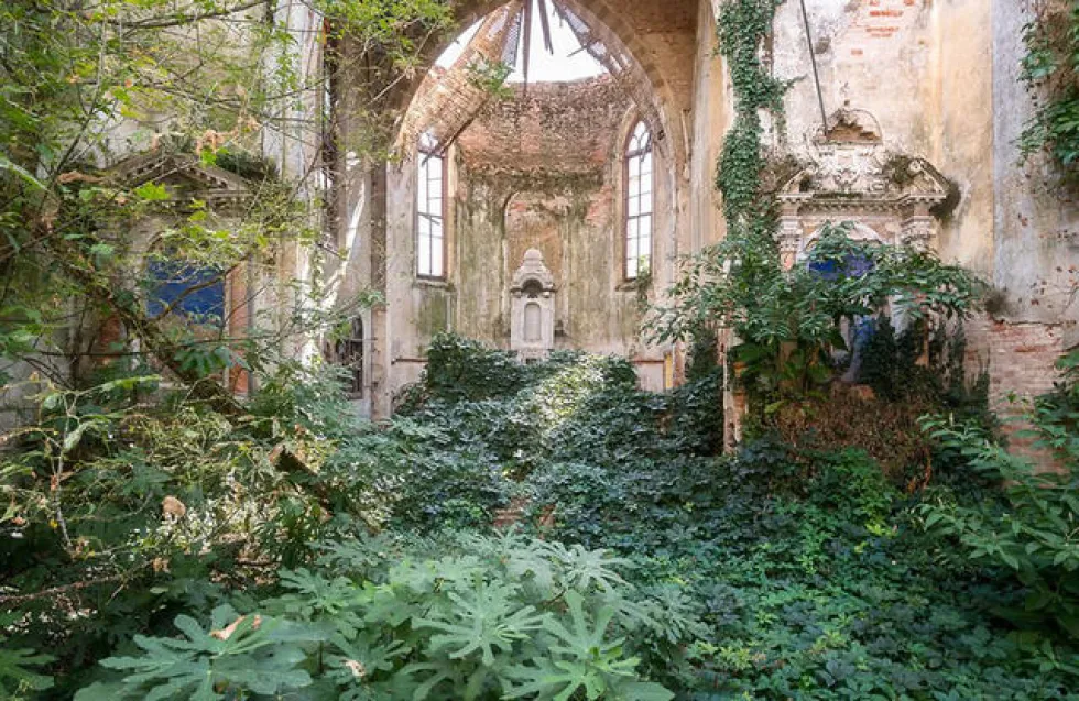 Ο Roman Robroek απαθανατίζει εγκαταλελειμμένες εκκλησίες στην Ιταλία