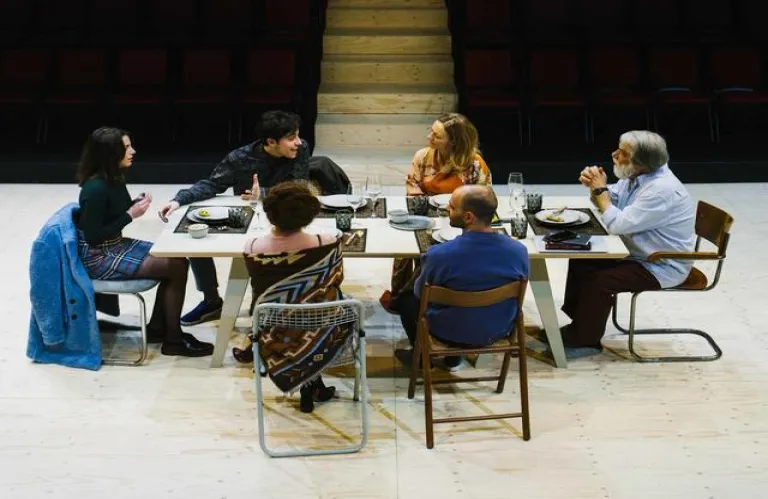 Το κοινό συζητά με τους δημιουργούς της παραγωγής "Φυλές"