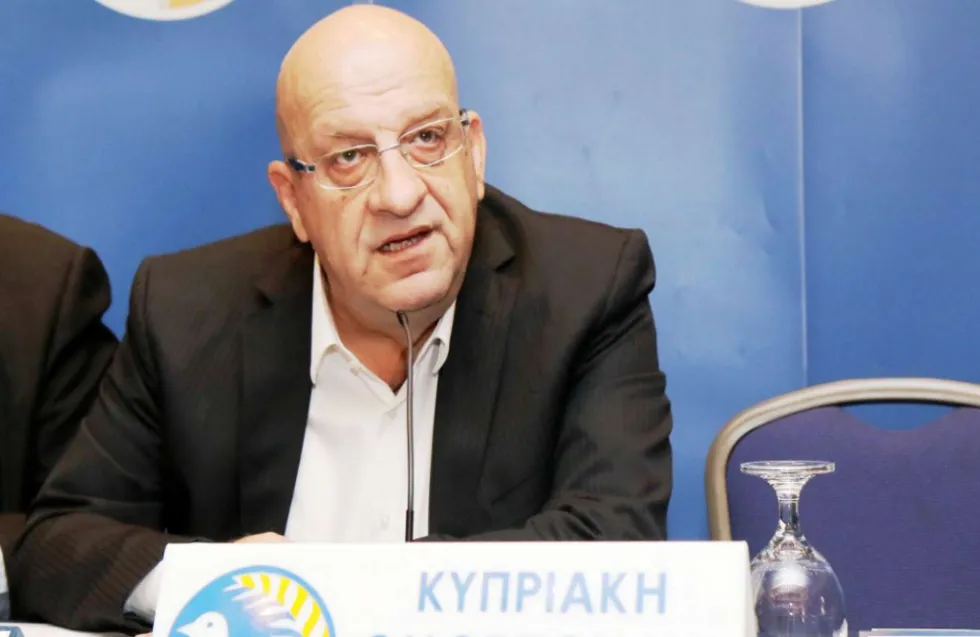 Πρέσινγκ από κυβέρνηση και ομάδες στον Κούμα για τη μετακίνηση φιλάθλων

