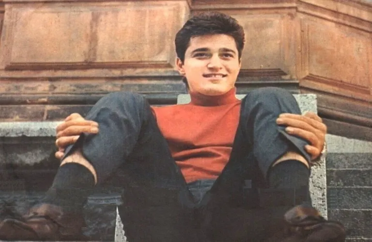 «Κλεοπάτρα με μπλουτζίνς» | O Gino ηχογράφησε το 1964, για πρώτη φορά στην Ελλάδα, ένα ροκ τραγούδι με ελληνικά λόγια 