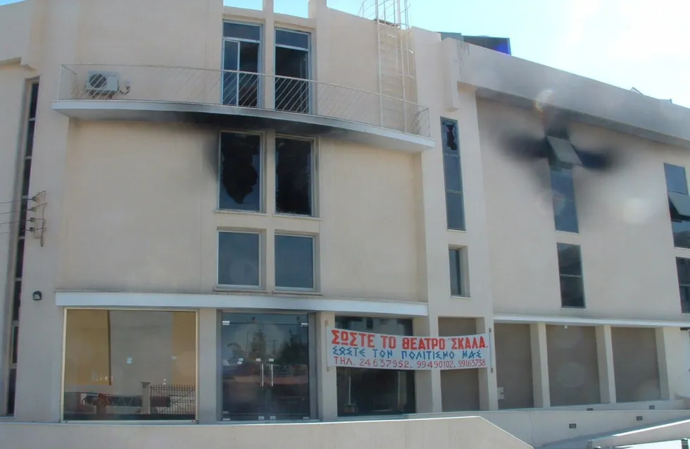 Άστεγος ο θίασος του θεάτρου «Σκάλα», τρέχουν να βρουν χώρους για τα «Θυμέλη»