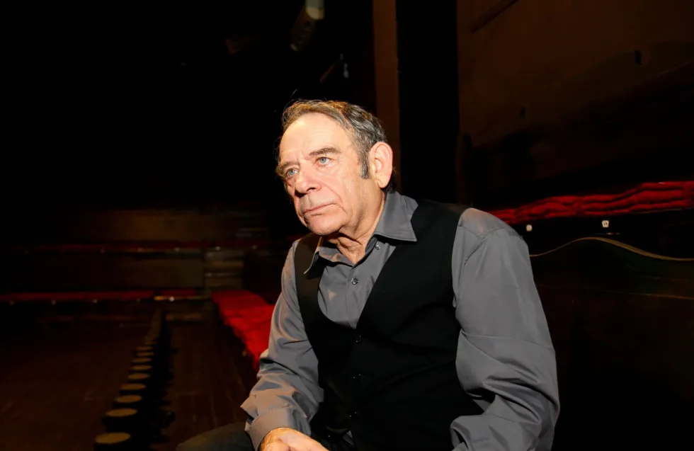 Ηλίας Λογοθέτης | Η υποκριτική και η λατρεία για την όπερα