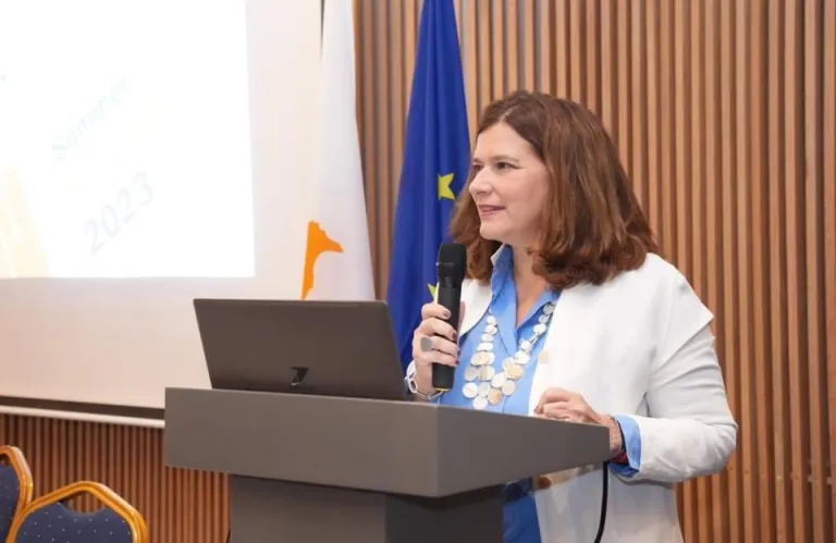 Κασσιανίδου: «Με τα υπάρχοντα μέσα και πόρους που διαθέτει το Υφυπουργείο υποστηρίζει το θέατρο»
