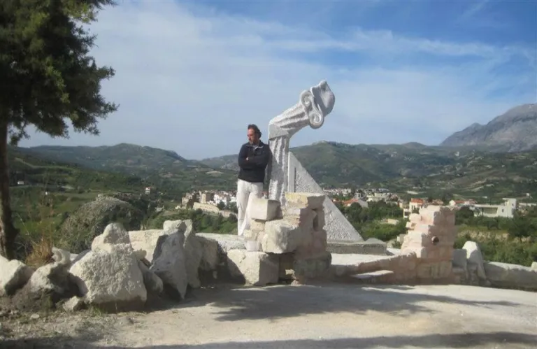 Μανώλης Χαρκούτσης | Ο γλύπτης που δημιουργεί έργα διαμαρτυρίας για την επιστροφή των γλυπτών του Παρθενώνα