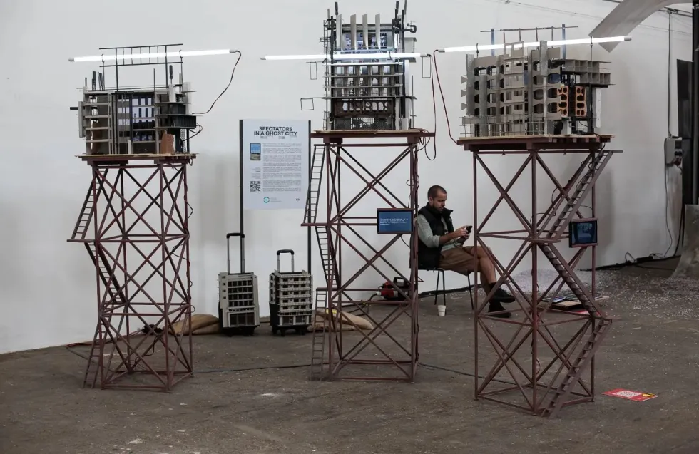 «Spectators in a ghost city» | Η βραβευμένη εγκατάσταση στην Αθήνα