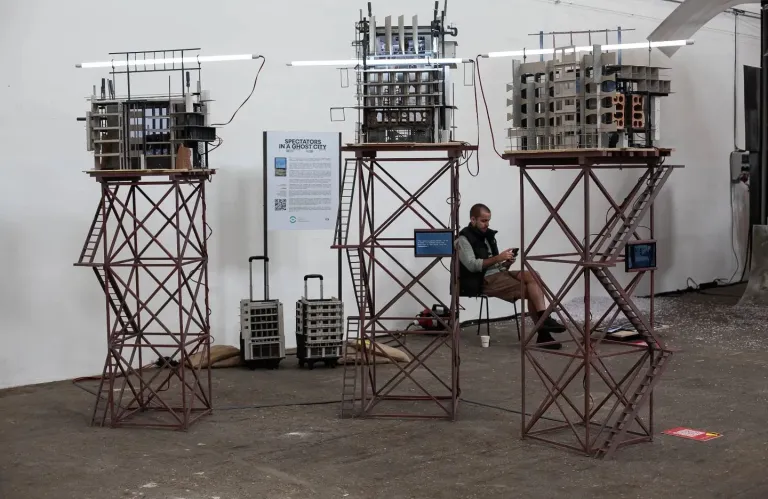 «Spectators in a ghost city» | Η βραβευμένη εγκατάσταση στην Αθήνα