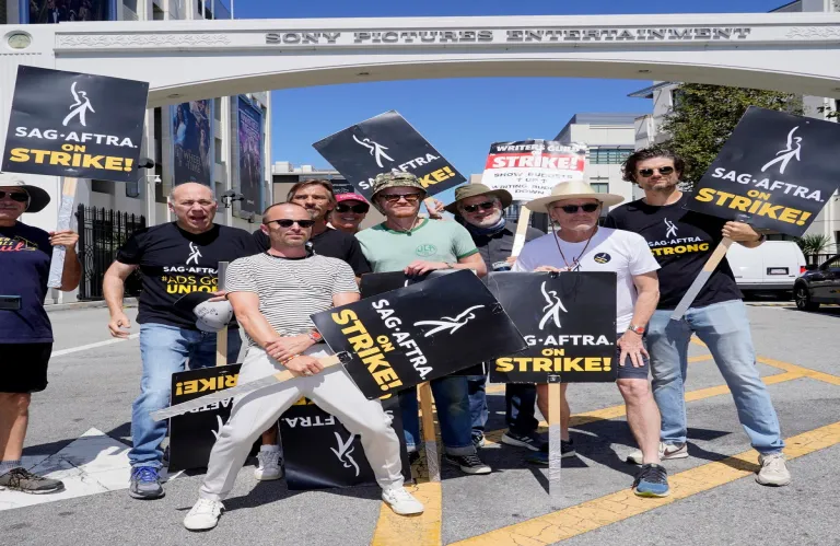 Το καστ του «Breaking Bad» σε συγκέντρωση διαμαρτυρίας ηθοποιών του Χόλιγουντ