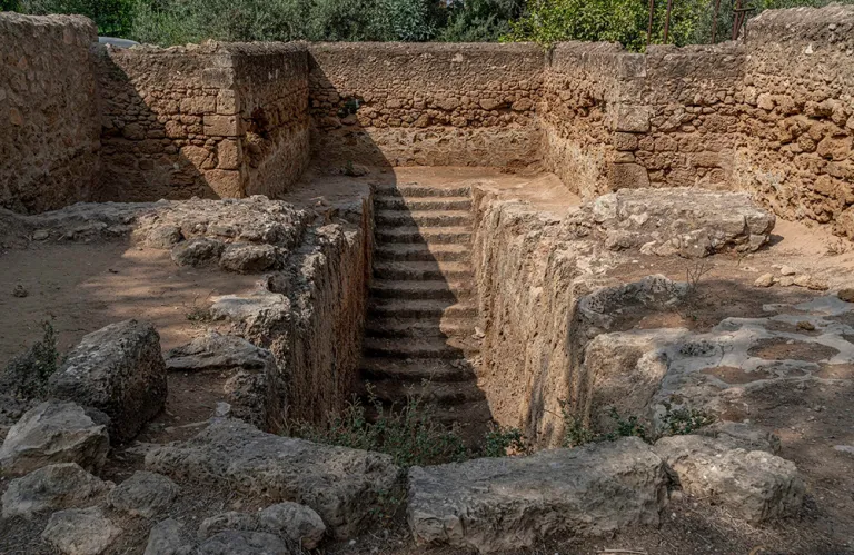 «Περπατώντας στο βασίλειο της Σαλαμίνας» | Η τριλογία της Άννας Μαραγκού με φωτογραφίες του Πέτρου Φιάκκα