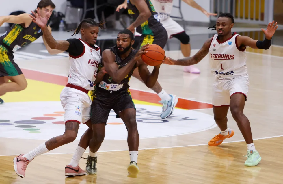 Με πρωταγωνιστή τον Χόλινσγουρθ η ΑΕΚ πήρε τον κυπριακό  «εμφύλιο»