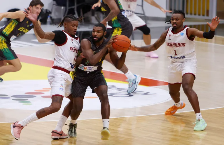 Με πρωταγωνιστή τον Χόλινσγουρθ η ΑΕΚ πήρε τον κυπριακό  «εμφύλιο»