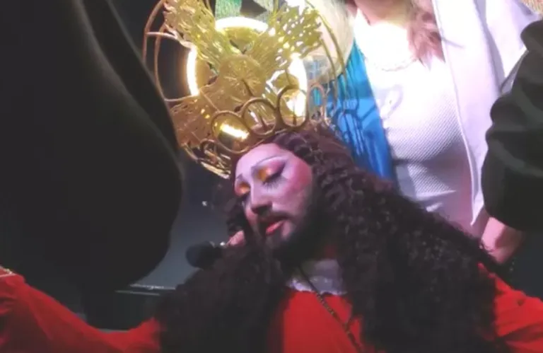 Μηνύσεις σε drag queen επειδή ντύθηκε Χριστός